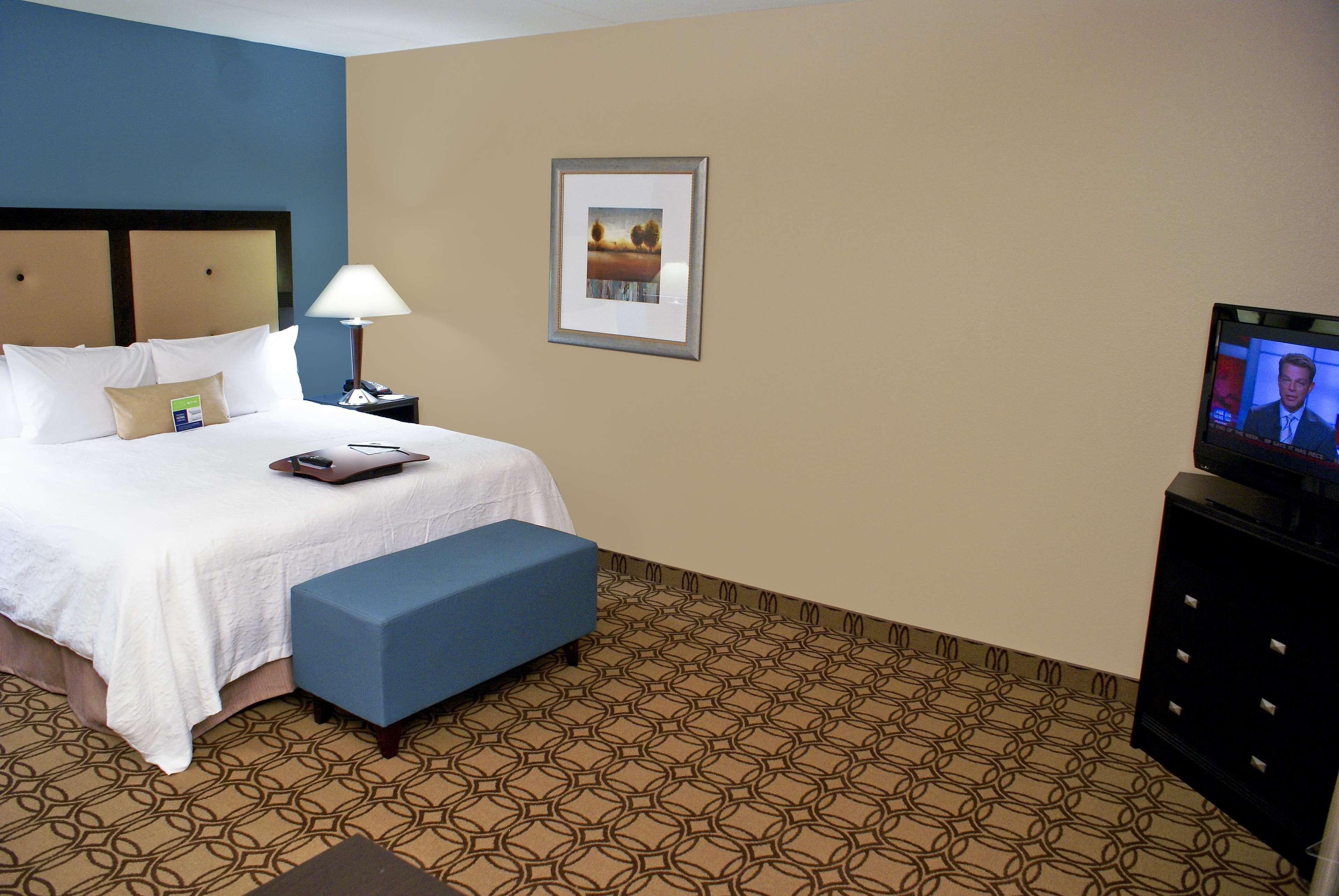 Hampton Inn & Suites Charlotte-Airport Room photo