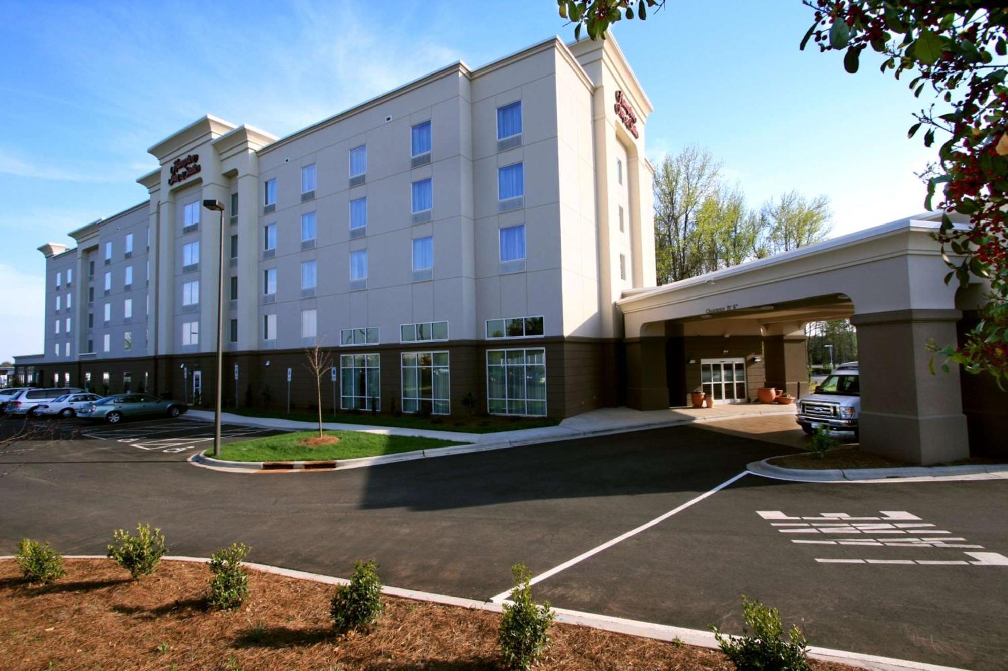 Hampton Inn & Suites Charlotte-Airport Exterior photo