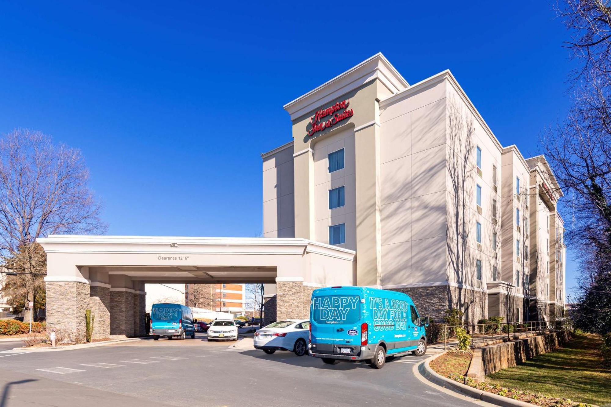 Hampton Inn & Suites Charlotte-Airport Exterior photo