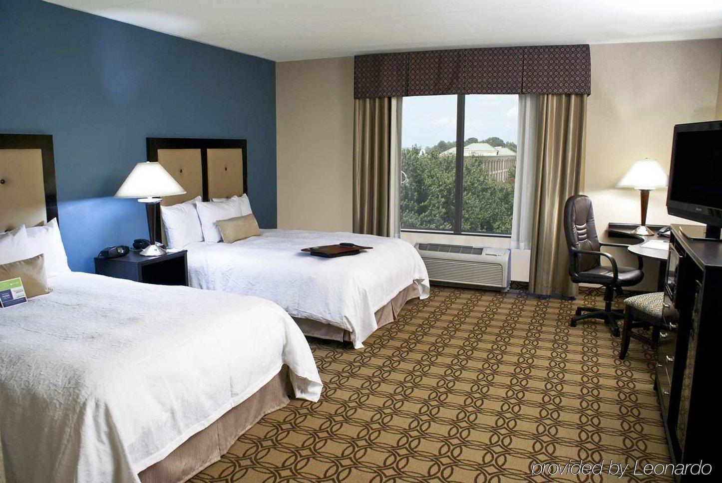 Hampton Inn & Suites Charlotte-Airport Room photo